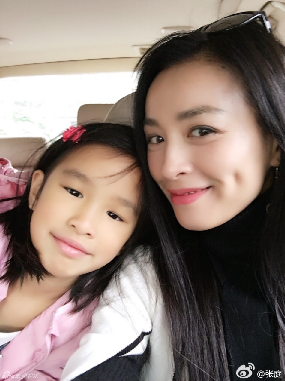 张庭晒一家人温馨合影 庆祝结婚纪念日